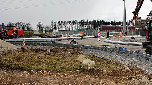 Derzeit entsteht der erste der beiden neuen Kreisverkehre der L 225 auf Höhe des Daimler-Prüfzentrums und der Sporthalle Talmannsberg.