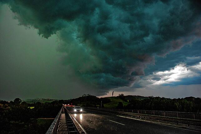 Am 28. Juni 2021 zieht ein heftiges Gewitter über Überlingen, hier zu sehen das Espach-Viadukt mit der Luisenhöhe im Hintergrund. ...
