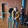 Der 32-jährige Angeklagte wird von Mitarbeitern eines privaten Sicherheitsdienstes in den Gerichtssaal geführt. Zwei Justizbeamte halten ...