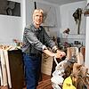 Der Singener Künstler Gero Hellmuth in seinem Atelier in der Innenstadt. Viele Werke sind schon für eine Ausstellung in Danzig verpackt, ...