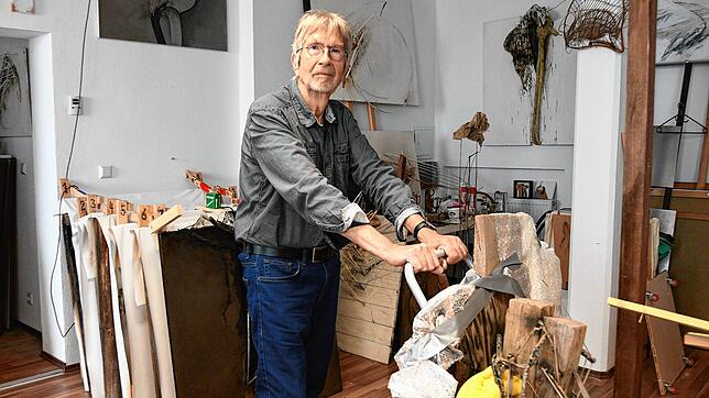 Der Singener Künstler Gero Hellmuth in seinem Atelier in der Innenstadt. Viele Werke sind schon für eine Ausstellung in Danzig verpackt, ...