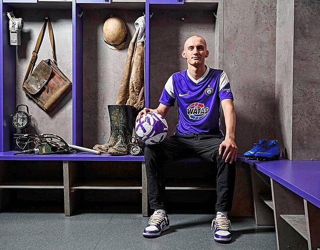 Omar Sijaric durfte als erster Spieler von Erzgebirge Aue in das Trikot für die Saison 2022/23 schlüpfen.