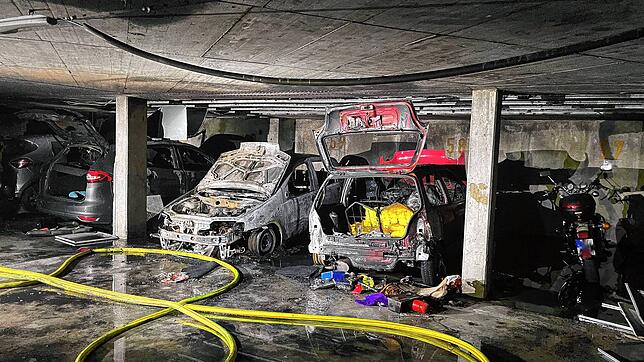 Bei dem Brand am Samstagmorgen, 22. Juli, in einer Tiefgarage in Petershausen wurden mehrere Fahrzeuge komplett zerstört. Aufnahmen der ...