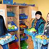 Torben Schultz, Anne Betz und Marilena Lutz (von links) von Foodsharing Konstanz legen Obst, Gemüse und Backwaren in den Fairteiler vor ...