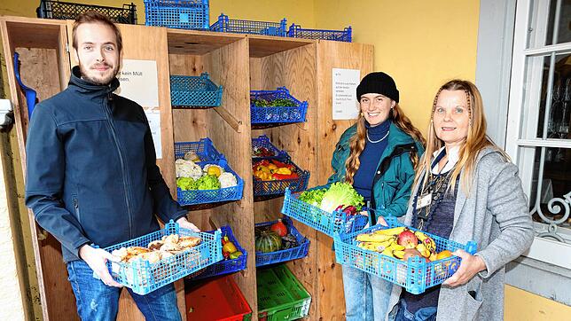 Torben Schultz, Anne Betz und Marilena Lutz (von links) von Foodsharing Konstanz legen Obst, Gemüse und Backwaren in den Fairteiler vor ...