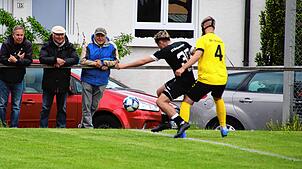 SG Eintrachts Nummer vier Daniel Tesch (rechts) im Zweikampf gegen Hochemmingens Maximilian Romer (links). Nach der Schwarzwald-Union ...