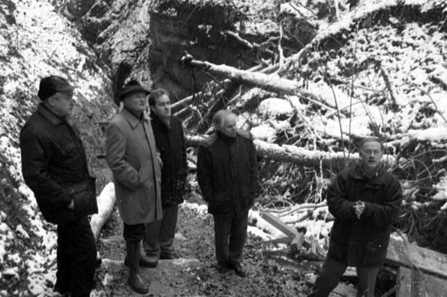 November 1999: Forstdirektor Axel von Detten und Wilderich Graf von und zu Bodman (2. von links) erläutern Bürgermeister Matthias ...