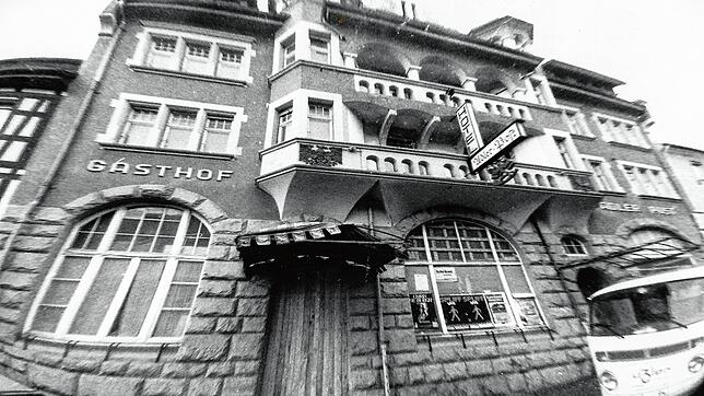 So sah die Adler Post 1982 aus. Hotel und Gasthof waren geschlossen. Nur die Schriftzüge am Gebäude und auf den Schildern wiesen noch ...