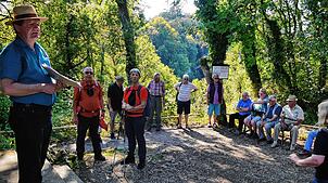 Edwin Ernst Weber (links), Geschäftsführer des Kreiskulturforums, leitete auf dem Hügel der Eremitage im Fürstlichen Park die Diskussion ...
