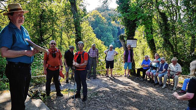 Edwin Ernst Weber (links), Geschäftsführer des Kreiskulturforums, leitete auf dem Hügel der Eremitage im Fürstlichen Park die Diskussion ...