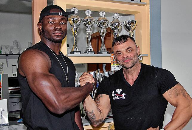 Der Meister und sein Schützling: Detlef Schmidt (rechts) betreibt in Trossingen die Fitness-Fabrik und hat viel Erfahrung im ...