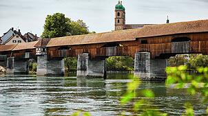 Bad Säckingen &ndash; hier die historische Holzbrücke mit den Türmen des Fridolinsmünsters im Hintergrund &ndash; ist die beliebteste ...