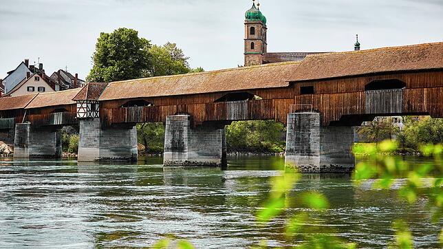 Bad Säckingen &ndash; hier die historische Holzbrücke mit den Türmen des Fridolinsmünsters im Hintergrund &ndash; ist die beliebteste ...