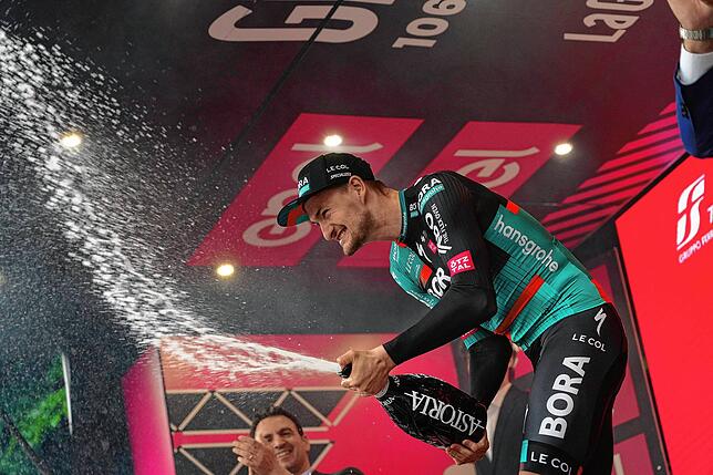 Nico Denz aus Albbruck vom Team Bora-hansgrohe feiert auf dem Podium seinen Etappensieg.