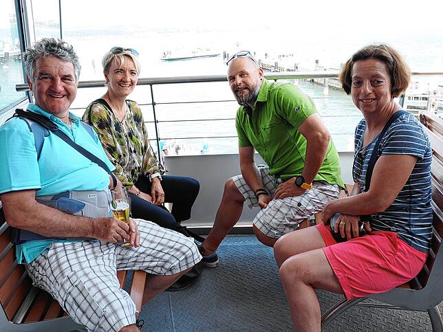 Bild 23: Die neue Fähre wird im Staader Hafen feierlich auf &bdquo;Richmond&ldquo; getauft. Diese Besucher sind dabei