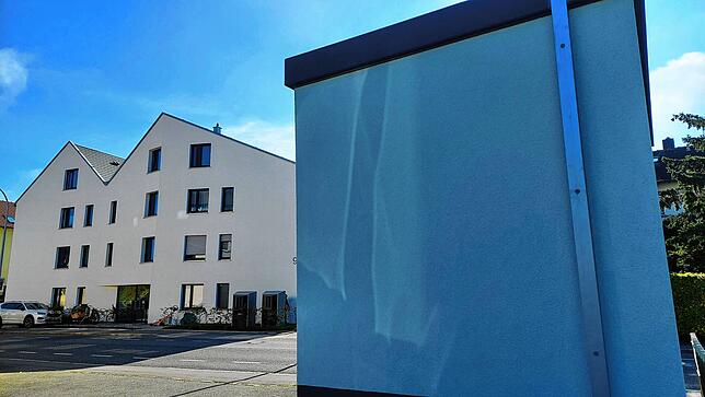 Rechts im Bild die neue Trafostation, links die Neubauten an der Radolfzeller Straße 91. Vor dem Haus stehen zwei Wärmepumpen, die nicht ...