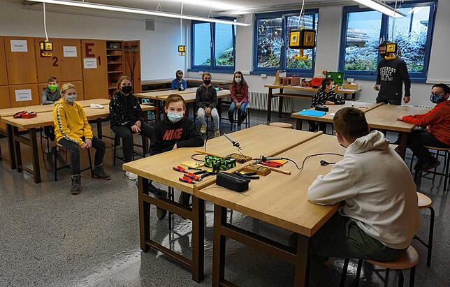 Trotz Maske scheint man den Schülerinnen und Schülern der Schlüchttal-Schule am Standort Ühlingen in den neu sanierten Werkräumen die ...