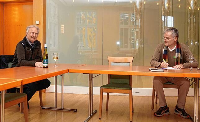 Auf Abstand und nur zu zweit im großen Besprechungsraum: Hagnaus Winzerchef Karl Megerle (links) und SÜDKURIER-Mitarbeiter Uwe Petersen.
