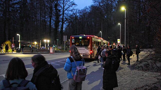 Seit die Bushaltestellen der Universität Konstanz an den Parkplatz Nord mitten im Wald verlegt wurden, reißt die Kritik nicht ab. ...