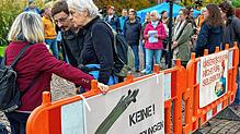 Anhänger der AfD demonstrieren vor dem GZH gegen Politiker von CDU und FDP, die zu dem Zeitpunkt aber schon weg waren.