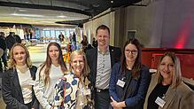 Im Bild (von links): Celine Franke und Lara Grether (Auzubis), Petra Ott (Leiterin Fachbereich Partizipation und Integration), ...