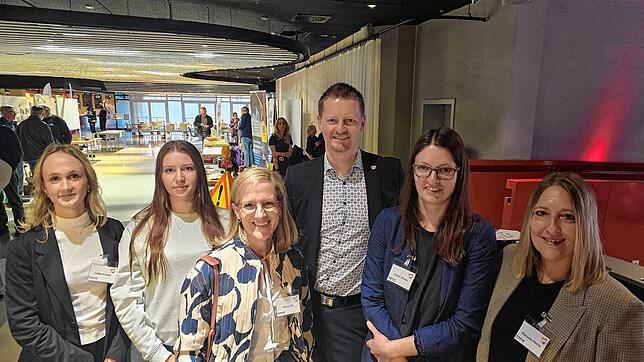 Im Bild (von links): Celine Franke und Lara Grether (Auzubis), Petra Ott (Leiterin Fachbereich Partizipation und Integration), ...