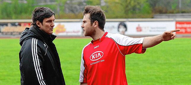 Richtung Landesliga: Markus Hristianovic zeigt Trainer Michael Schilling an, wohin im Sommer 2012 die Reise des FC Tiengen 08 gehen wird.
