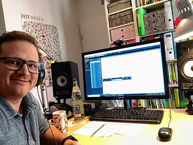 Vier Wochen lang ist Musiklehrer Matthias Jakob mit der Produktion des Youtube-Videos beschäftigt. Der finale Videoschnitt zuhause am ...