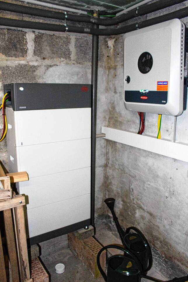 In einem Kellerraum befindet sich der zehn Kilowatt-Energiespeicher. Der Wechselrichter an der Wand rechts steht auch in Verbindung mit ...