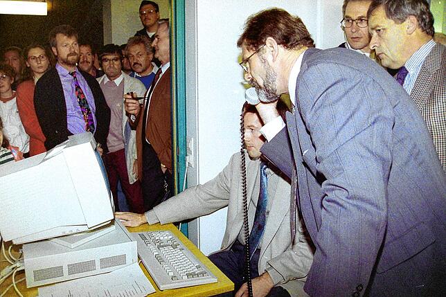 Bild 2: Gedächtnis der Region: Bilder von dem Abend 1993, an dem Rainer Stolz zum Bürgermeister wurde