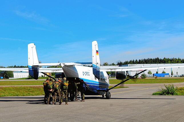 Bild 15: Bilder von der Übung der Fallschirmspringer der Bundeswehr bei Bodman-Ludwigshafen