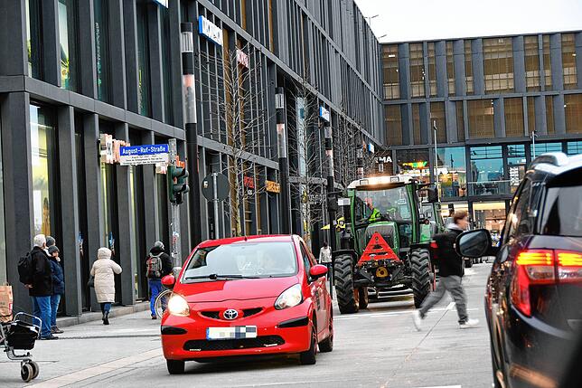 Auch in der Singener Innenstadt – hier im Hintergrund das Einkaufszentrum Cano – machten Landwirte ihrem Ärger Luft und ...