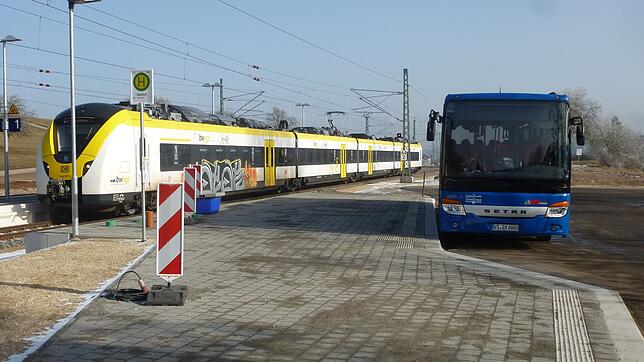 Gut angenommen wird vor allem von Schülern die neue Umsteigemöglichkeit von Bus auf Bahn beim Dögginger Bahnknotenpunkt. Das Projekt ...