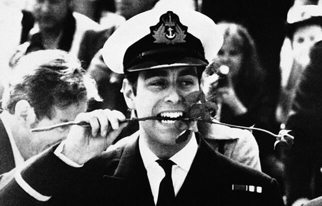 Die Uniform stand ihm damals, sie steht ihm heute noch: Prinz Andrew bekam am 16. September 1982 beim Verlassen des Flugzeugträgers HMS ...