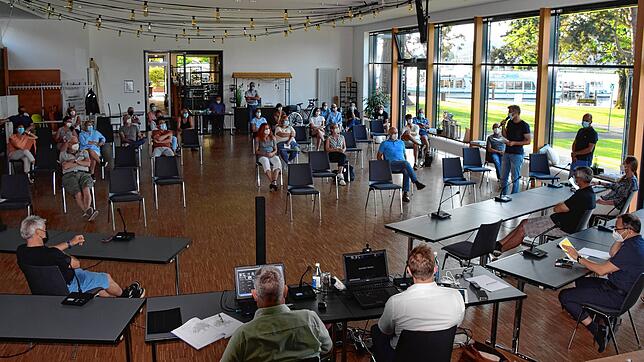 Im Saal und an der offenen Außentür waren bis zu 33 Einwohner beim Bürgerdialog von Bodman-Ludwigshafen zum Badeverbot und anderen ...