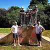 Sie stehen am und auf dem neuen Teil der Skateranlage: Dirk Brünz (links), oben Quentin Boesen, Leonart Ott, Leo und Noah Mendler und ...