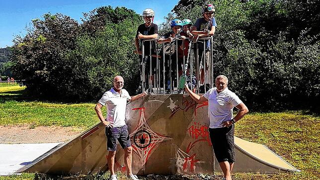 Sie stehen am und auf dem neuen Teil der Skateranlage: Dirk Brünz (links), oben Quentin Boesen, Leonart Ott, Leo und Noah Mendler und ...