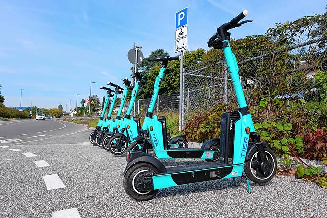 Am Bahnhof Therme gibt es eine eigene Parkfläche für E-Roller. Hier endet auch die Probefahrt vom SÜDKURIER.