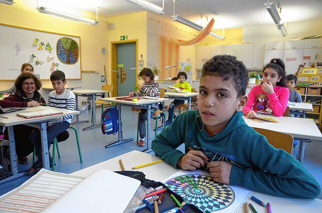 Schulunterricht in einer Vorbereitungsklasse: Der zehnjährige Mohamed (vorne) ist gerade mit seiner Stillarbeit befasst. Lehrerin ...