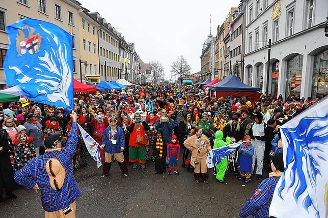Bild 24: Närrisches Treiben beim Narrenmarkt 2024 in Konstanz
