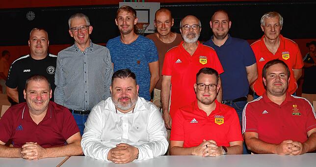 Funktionäre im Ehrenamt: Den Jugendausschuss des Fußballbezirks Hochrhein bilden bis 2027 (vorn, von links) Staffelleiter Armin Schauer ...