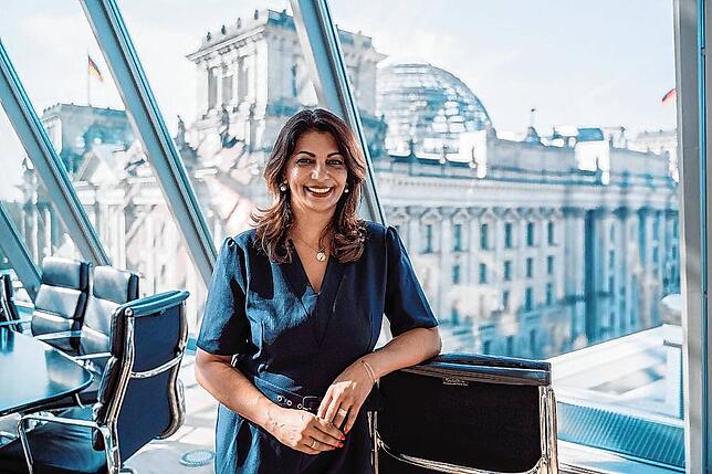 Derya Türk-Nachbaur in Berlin, im Hintergrund das Bundestagsgebäude (Archivbild 2024).