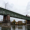 Die historische Eisenbahnbrücke zwischen Waldshut und Koblenz, fotografiert vom Schweizer Rheinufer aus. Im Hintergrund die Stahlbrücke ...