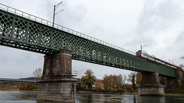 Die historische Eisenbahnbrücke zwischen Waldshut und Koblenz, fotografiert vom Schweizer Rheinufer aus. Im Hintergrund die Stahlbrücke ...