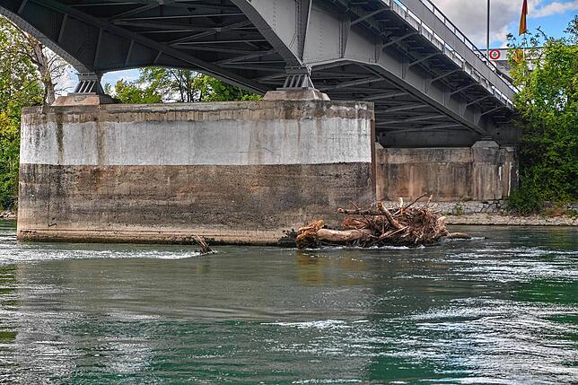 Bild 4: Warum kommt es immer wieder zu Badeunfällen im Rhein? Die Strömungsretter der DLRG zeigen die versteckten Gefahren und geben Tipps für Schwimmer