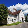 Die Durchgangsstraße durch Liggersdorf. Am linken Straßenrand sind die Kirche St. Cosmas und Damian und das Kaplaneihaus zu sehen.