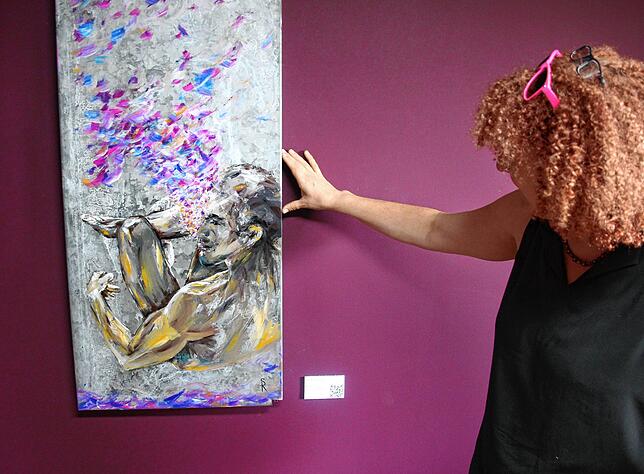 Simone Kerstin zeigt ihr Lieblingsbild „Purple Dive“ von Ralph Schulz (Acrylgemälde auf Metall, 50x100cm) aus der aktuellen ...