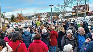 Das ist der Treffpunkt schlechthin: In Kappel stauen sich die Gäste beim traditionellen Glühweinverkauf der Vereine. Bild: Gerd Jerger