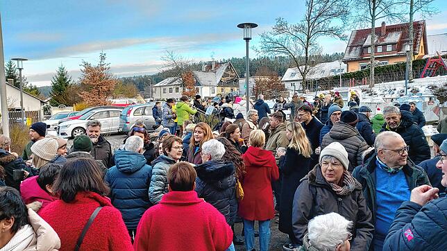 Das ist der Treffpunkt schlechthin: In Kappel stauen sich die Gäste beim traditionellen Glühweinverkauf der Vereine. Bild: Gerd Jerger