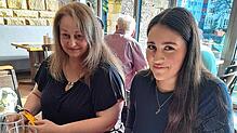 Britta Katsikas-Liewald und ihre Tochter Alexia aus Reutlingen sind zu einem Postcrossing-Treffen nach Tübingen gekommen.